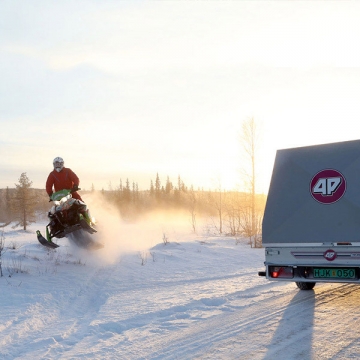 4P-släpet och skoter bland snö i Norrland