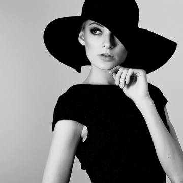 Scandinavian Cosmetics varumärke - svartvit bild på modell med hatt