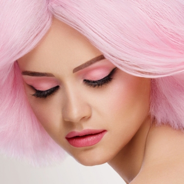 Scandinavian Cosmetics varumärkesbild modell i rosa hår