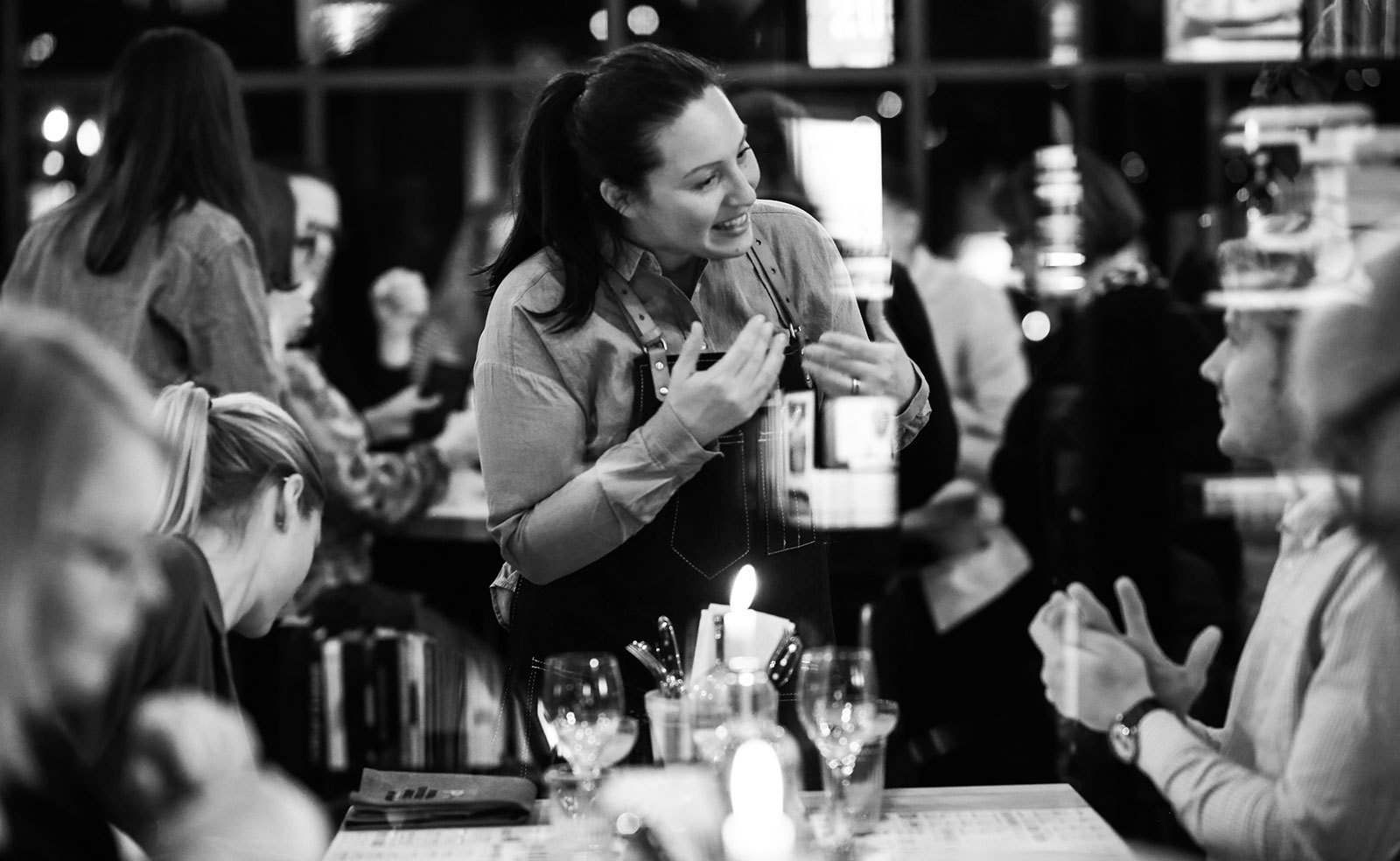 Findus Social Diner - servis och pratar med matgäster på restaurang 