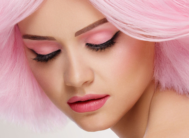 Scandinavian Cosmetics varumärkesbild modell i rosa hår